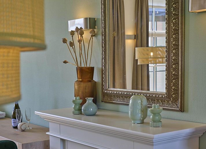 Gezellig terras bij Ocean Ease 49 in Colijnsplaat, Noord-Beveland, met ruime eettafel en parasol voor buitenmaaltijden.