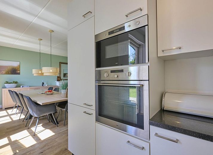 Stijlvolle woonkamer van Ocean Ease 49 in Colijnsplaat, Zeeland, met comfortabele bank en moderne decoratie.