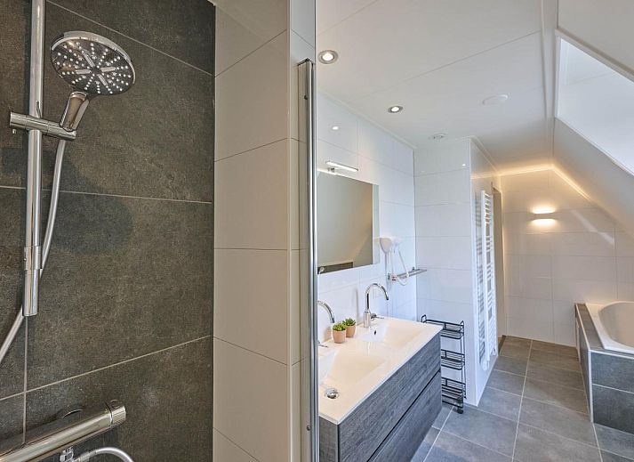 Ruime eetkamer in Ocean Ease 49, Colijnsplaat, Zeeland, met grote tafel en veel natuurlijk licht.