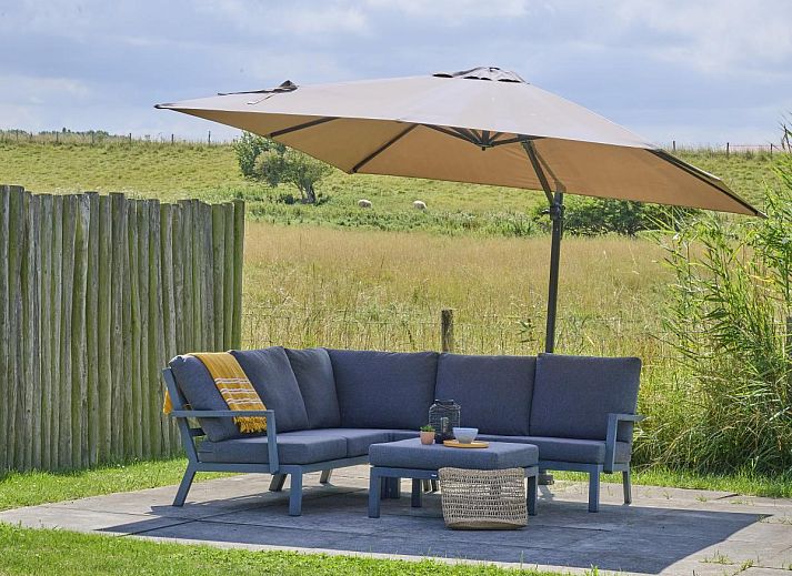 Ruime eetkamer in Ocean Ease 49, Colijnsplaat, Zeeland, met grote tafel en veel natuurlijk licht.