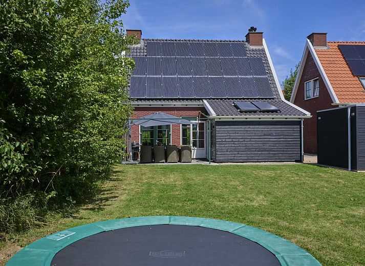 Ruime eetkamer in Ocean Ease 49, Colijnsplaat, Zeeland, met grote tafel en veel natuurlijk licht.