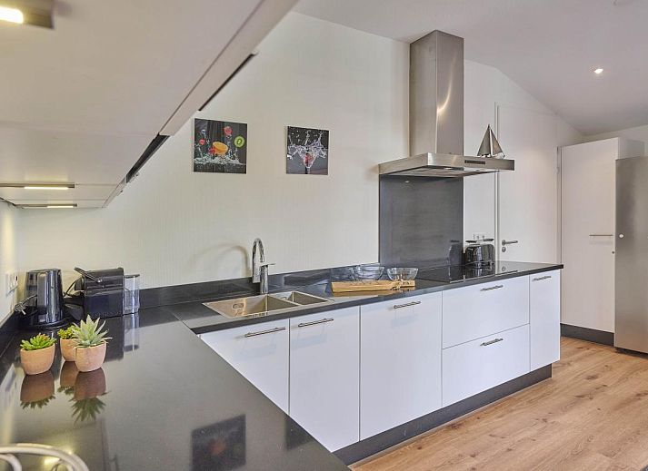 Ontspannende jacuzzi bij Beach deluxe vakantiehuis in Colijnsplaat, Noord-Beveland, Zeeland.