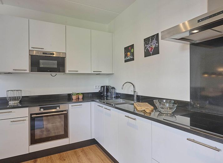 Ontspannende jacuzzi bij Beach deluxe vakantiehuis in Colijnsplaat, Noord-Beveland, Zeeland.