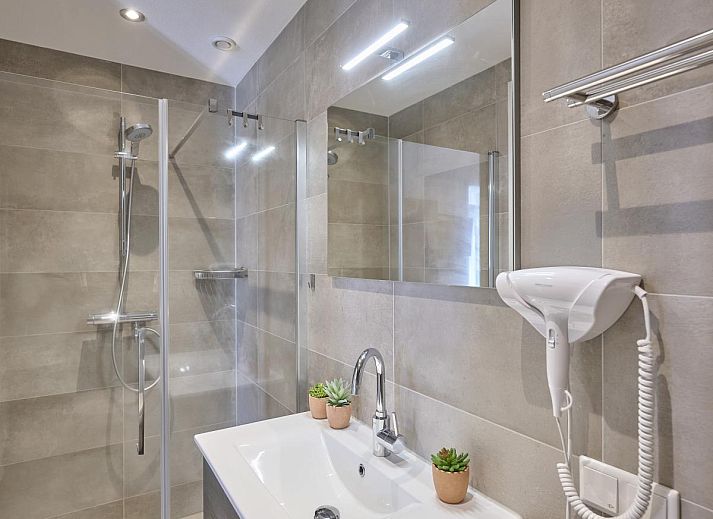 Ruime tuin met trampoline bij Beach deluxe vakantiehuis in Colijnsplaat, Noord-Beveland, Zeeland.