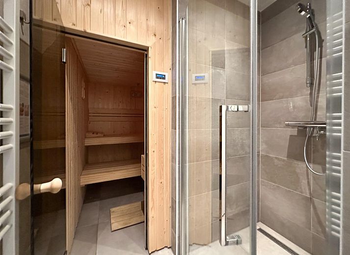 Ruime tuin met trampoline bij Beach deluxe vakantiehuis in Colijnsplaat, Noord-Beveland, Zeeland.