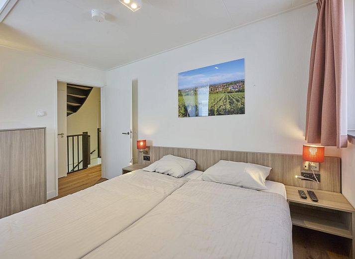 Ruime tuin met trampoline bij Beach deluxe vakantiehuis in Colijnsplaat, Noord-Beveland, Zeeland.