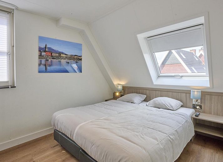 Ruime tuin met trampoline bij Beach deluxe vakantiehuis in Colijnsplaat, Noord-Beveland, Zeeland.