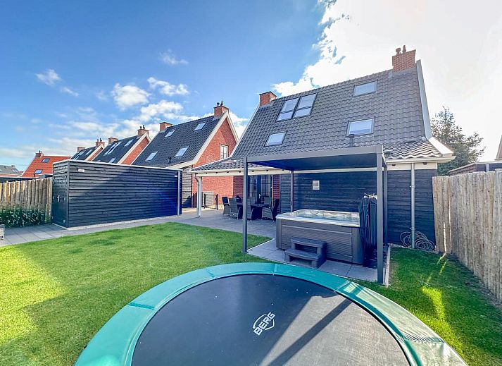 Gezellige woonkamer in Beach deluxe vakantiehuis, Colijnsplaat, Zeeland met moderne inrichting.