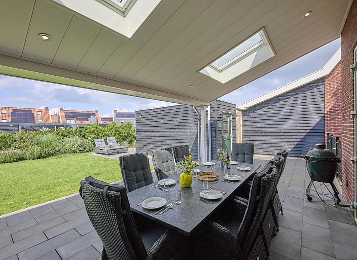 Gezellige woonkamer in Beach deluxe vakantiehuis, Colijnsplaat, Zeeland met moderne inrichting.