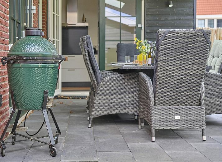 Gezellige woonkamer in Beach deluxe vakantiehuis, Colijnsplaat, Zeeland met moderne inrichting.