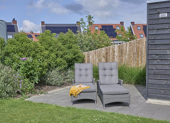 Gezellige woonkamer in Beach deluxe vakantiehuis, Colijnsplaat, Zeeland met moderne inrichting.