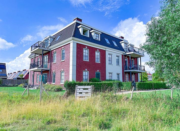 Sauna Zee 27H vacation home in Colijnsplaat, North Beveland, surrounded by greenery with a charming terrace and rural setting.