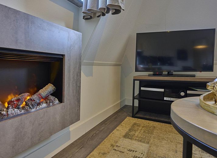 Sauna Zee 27H vacation home in Colijnsplaat, North Beveland, surrounded by greenery with a charming terrace and rural setting.