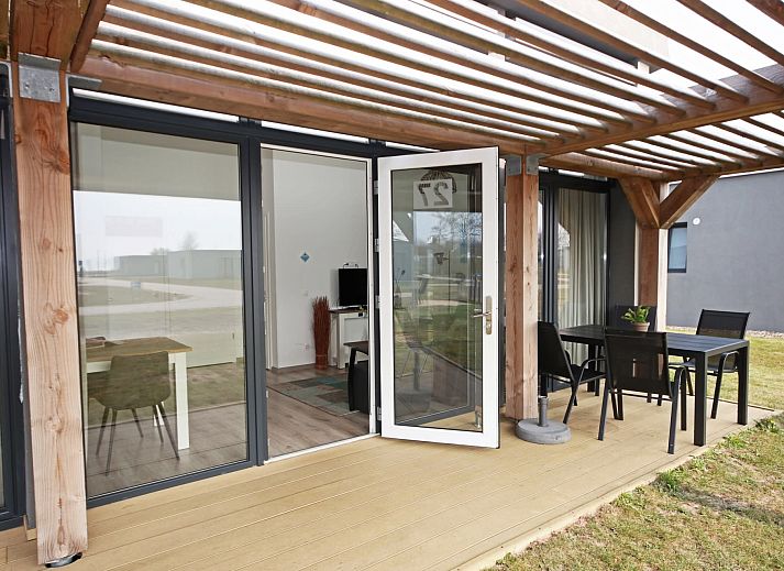 Essbereich im Bungalow the Dukdalf, Kamperland, mit Blick auf die Terrasse und die gruene Landschaft.