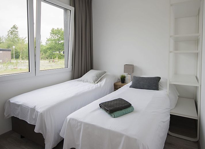 Essbereich im Bungalow the Dukdalf, Kamperland, mit Blick auf die Terrasse und die gruene Landschaft.