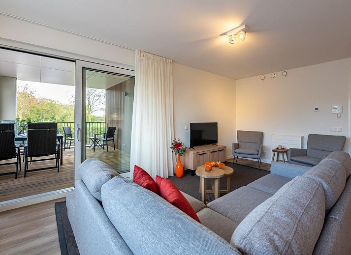 Uitzicht op de haven vanaf de veranda van Luxe Harbour Loft, een stijlvolle vakantiewoning in Kamperland, Noord-Beveland.