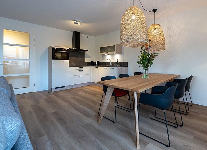 Uitzicht op de haven vanaf de veranda van Luxe Harbour Loft, een stijlvolle vakantiewoning in Kamperland, Noord-Beveland.