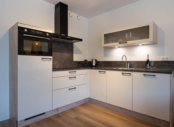 Uitzicht op de haven vanaf de veranda van Luxe Harbour Loft, een stijlvolle vakantiewoning in Kamperland, Noord-Beveland.