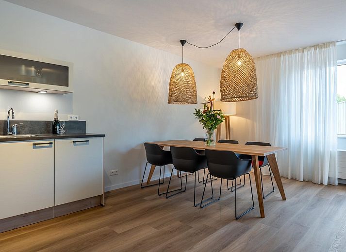 Uitzicht op de haven vanaf de veranda van Luxe Harbour Loft, een stijlvolle vakantiewoning in Kamperland, Noord-Beveland.