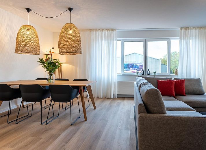 Uitzicht op de haven vanaf de veranda van Luxe Harbour Loft, een stijlvolle vakantiewoning in Kamperland, Noord-Beveland.