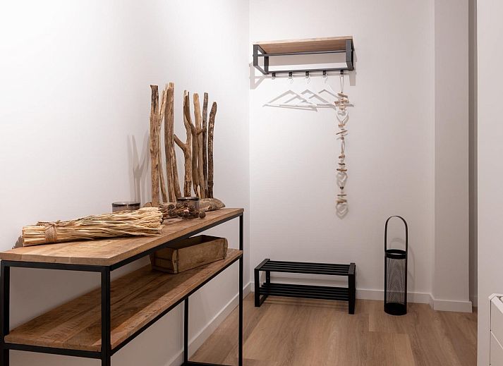 Moderne keuken en woonkamer in Luxe Harbour Loft, een luxe vakantiehuis in Kamperland, Noord-Beveland, Zeeland.