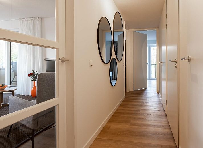 Moderne keuken en woonkamer in Luxe Harbour Loft, een luxe vakantiehuis in Kamperland, Noord-Beveland, Zeeland.