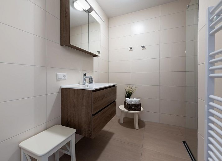 Moderne keuken en woonkamer in Luxe Harbour Loft, een luxe vakantiehuis in Kamperland, Noord-Beveland, Zeeland.