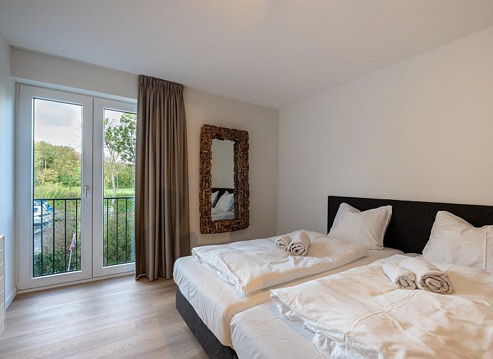 Prachtig uitzicht op de jachthaven vanuit de woonkamer van Luxe Harbour Loft, een vakantieverblijf in Kamperland, Zeeland.