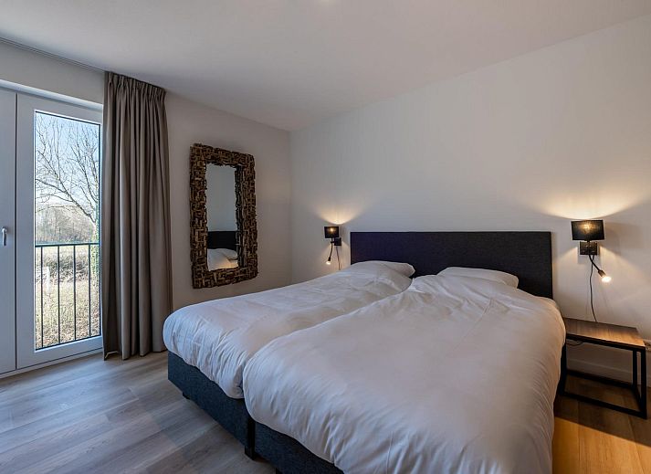 Prachtig uitzicht op de jachthaven vanuit de woonkamer van Luxe Harbour Loft, een vakantieverblijf in Kamperland, Zeeland.