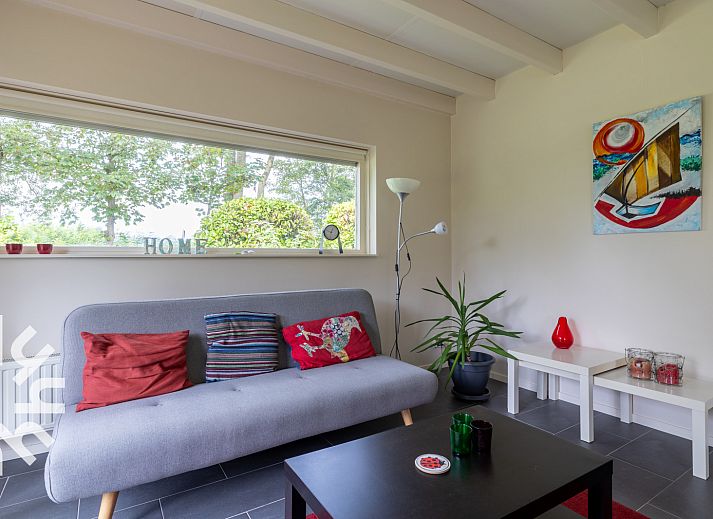 Gemuetliches Wohnzimmer des Ferienhauses ZE167 in Kamperland mit Blick in den Garten.