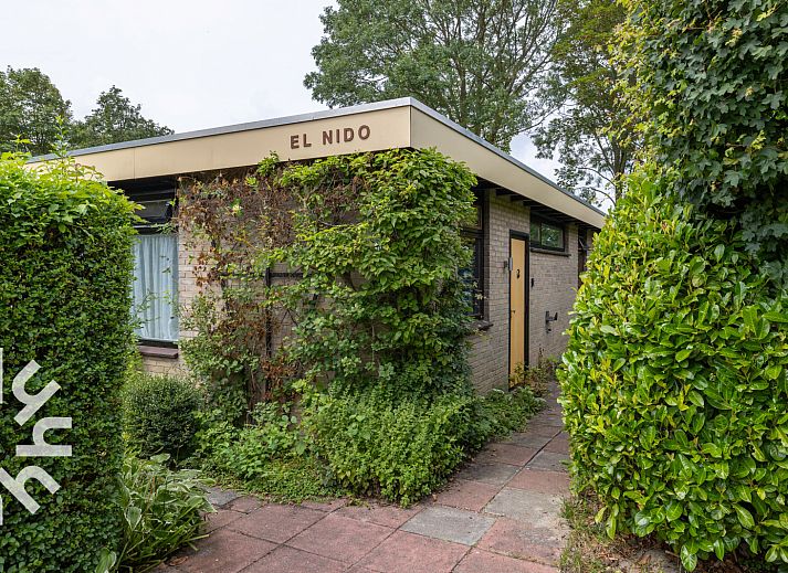 Gemuetliches Wohnzimmer des Ferienhauses ZE167 in Kamperland mit Blick in den Garten.