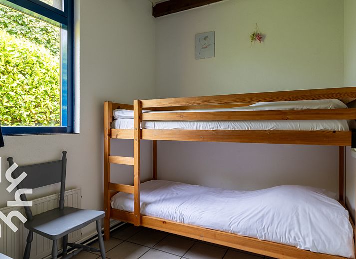 Komfortables Schlafzimmer mit Einzelbett im Ferienhaus ZE167 in Kamperland, Zeeland.