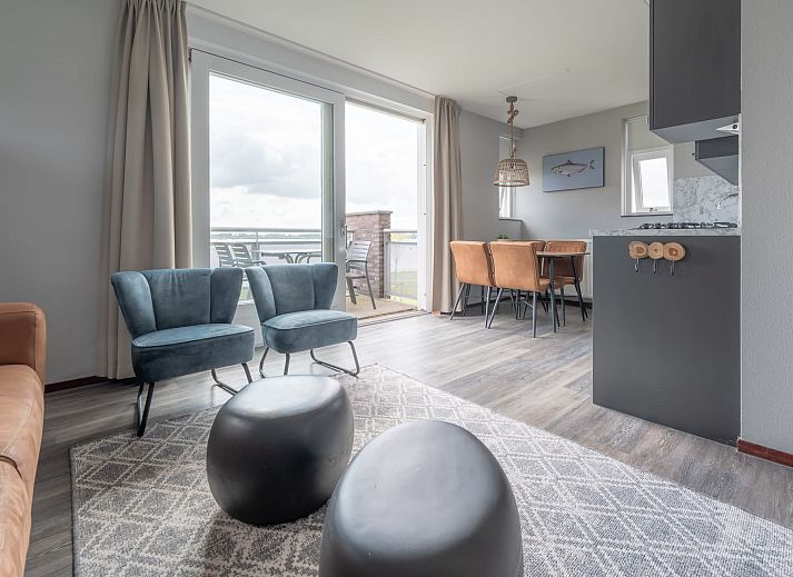 Appartement de Caisson in Kamperland met uitzicht op het groene grasveld en de nabijgelegen zee.