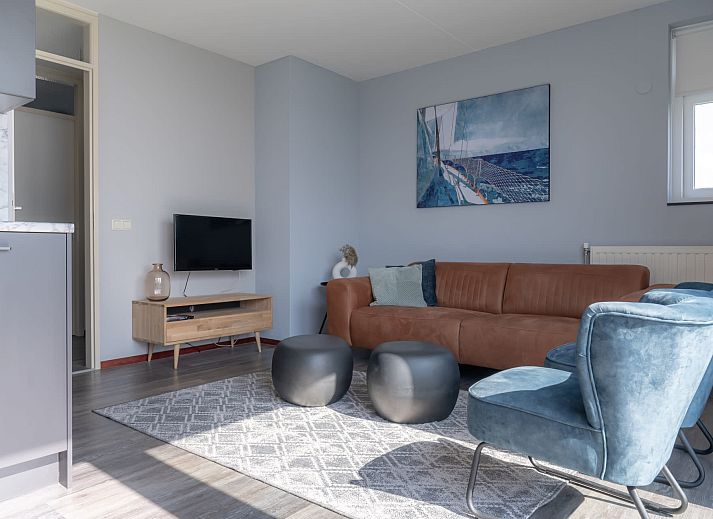 Appartement de Caisson in Kamperland met uitzicht op het groene grasveld en de nabijgelegen zee.