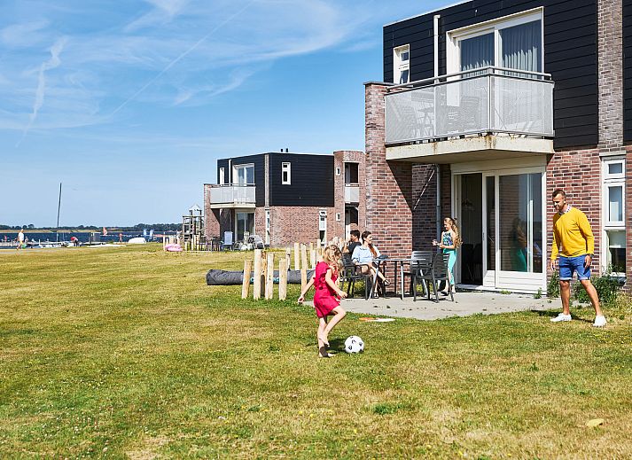 Balkon van Appartement de Caisson in Kamperland met panoramisch uitzicht over het water.