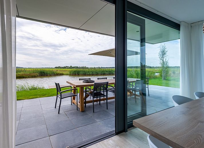 Helles Wohnzimmer in Waterline 38 | De Groote Duynen, Kamperland, mit Blick auf die Natur.