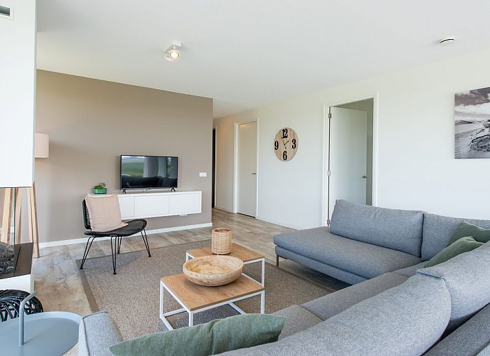 Moderne Terrasse am Waterline 38 | De Groote Duynen in Kamperland mit Blick auf das Wasser.