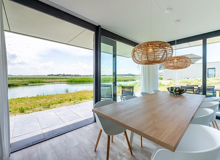 Moderne Terrasse am Waterline 38 | De Groote Duynen in Kamperland mit Blick auf das Wasser.