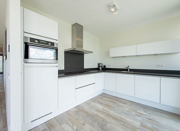 Moderne Terrasse am Waterline 38 | De Groote Duynen in Kamperland mit Blick auf das Wasser.