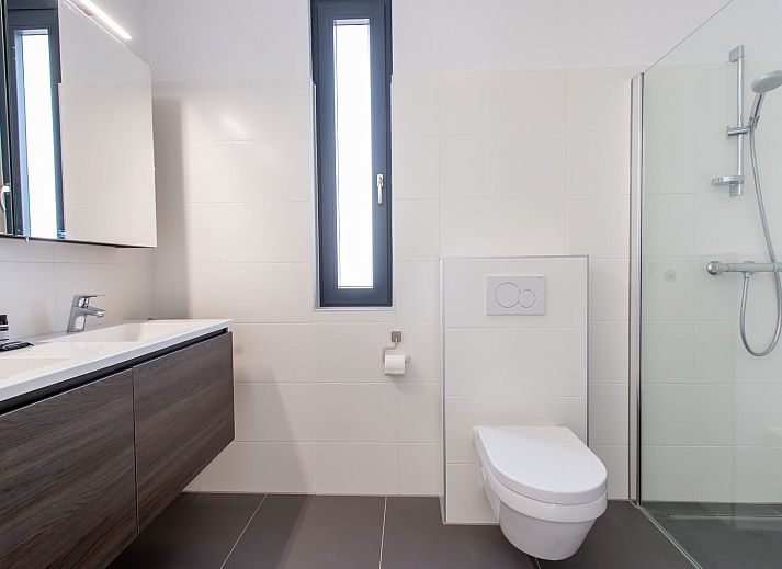 Sonnenterrasse mit Liegestuehlen an der Waterline 38 | De Groote Duynen, Kamperland, Zeeland.