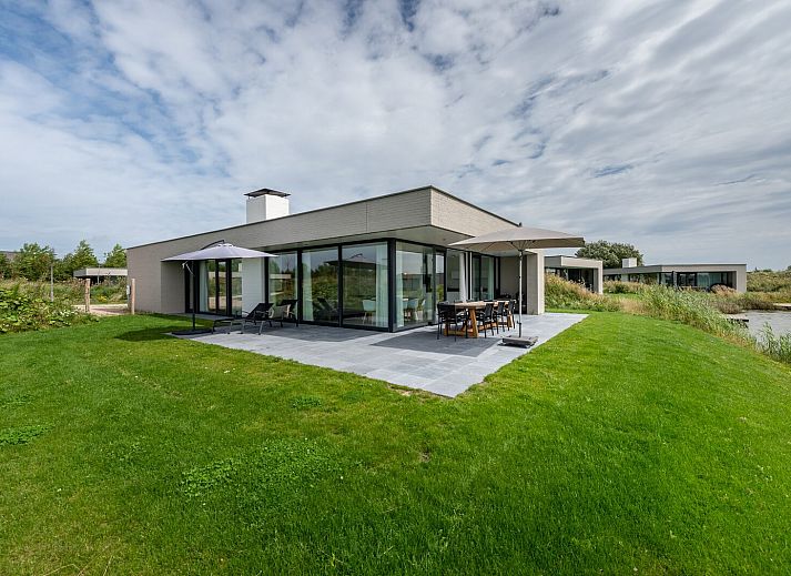Sonnenterrasse mit Liegestuehlen an der Waterline 38 | De Groote Duynen, Kamperland, Zeeland.