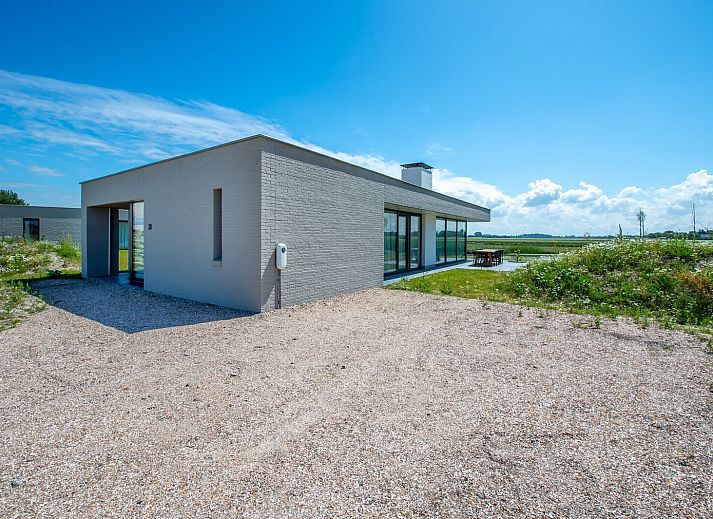 Sonnenterrasse mit Liegestuehlen an der Waterline 38 | De Groote Duynen, Kamperland, Zeeland.