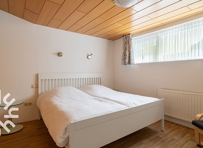 Eingang zum Ferienhaus ZE1121 in Kamperland, Zeeland mit Holzmoebeln.