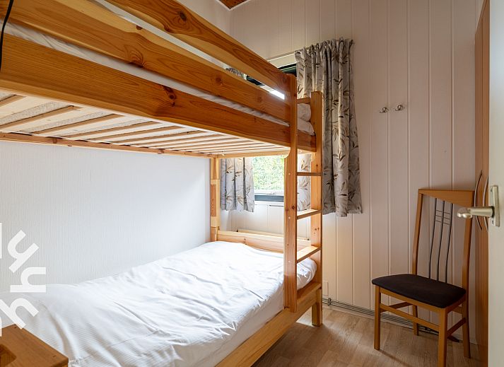 Eingang zum Ferienhaus ZE1121 in Kamperland, Zeeland mit Holzmoebeln.