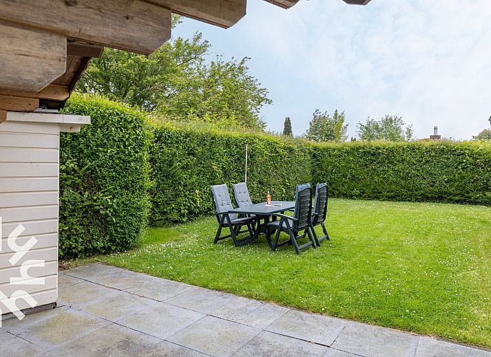 Aussenansicht des Ferienhauses ZE1121 in Kamperland, Zeeland, mit gruenem Rahmen.