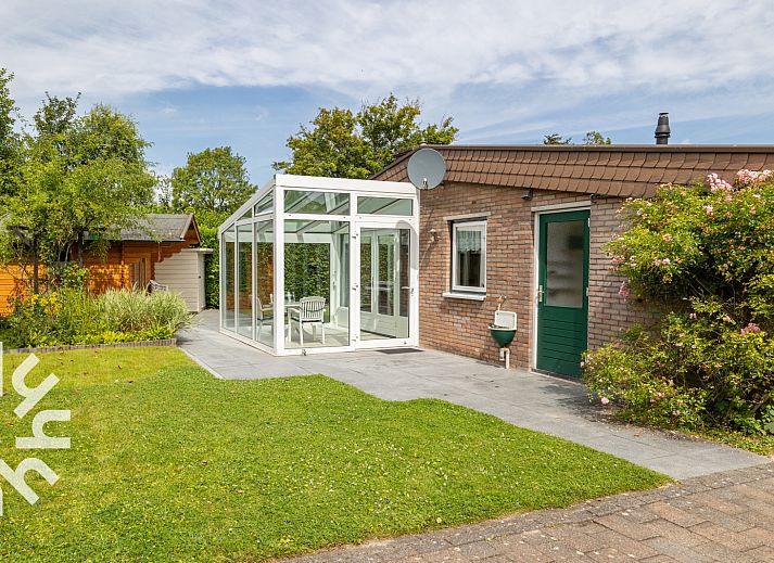 Aussenansicht des Ferienhauses ZE1121 in Kamperland, Zeeland, mit gruenem Rahmen.