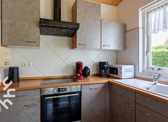 Aussenansicht des Ferienhauses ZE1121 in Kamperland, Zeeland, mit gruenem Rahmen.