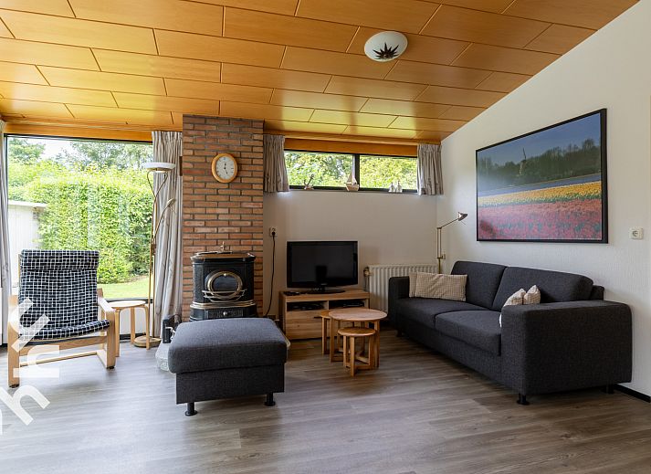 Gemuetliches Wohnzimmer des Ferienhauses ZE1121 in Kamperland, Zeeland mit bequemem Sofa.