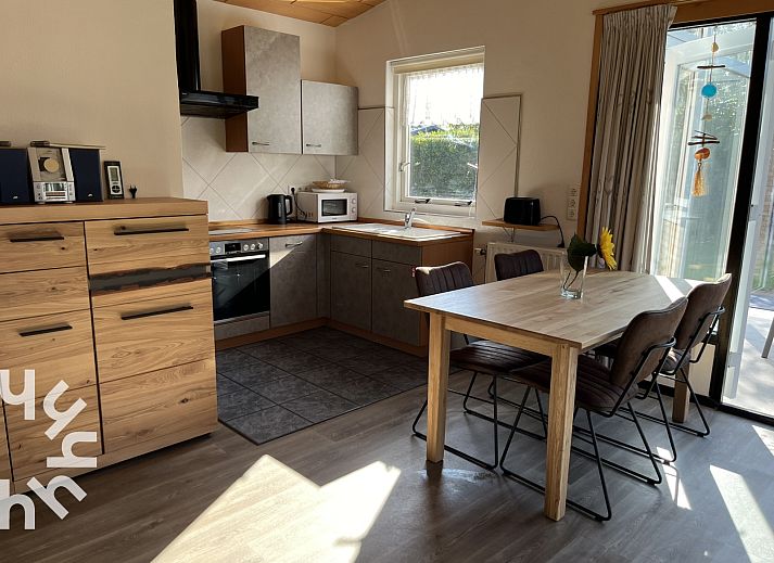 Gemuetliches Wohnzimmer des Ferienhauses ZE1121 in Kamperland, Zeeland mit bequemem Sofa.