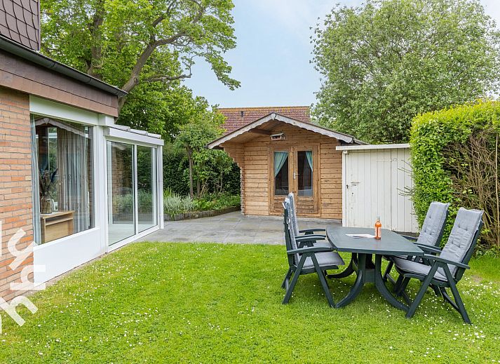 Gemuetliches Wohnzimmer des Ferienhauses ZE1121 in Kamperland, Zeeland mit bequemem Sofa.